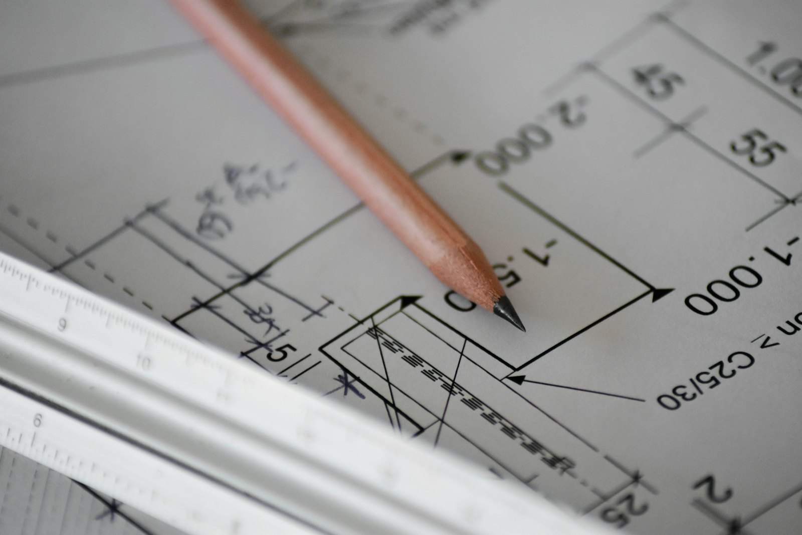 Construction drawings with a pencil and scale rule